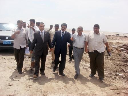 د. المتوكل لدى زيارته الاستطلاعية للمنطقة الصناعية في عدن برفقة عبدالكريم شائف أمس